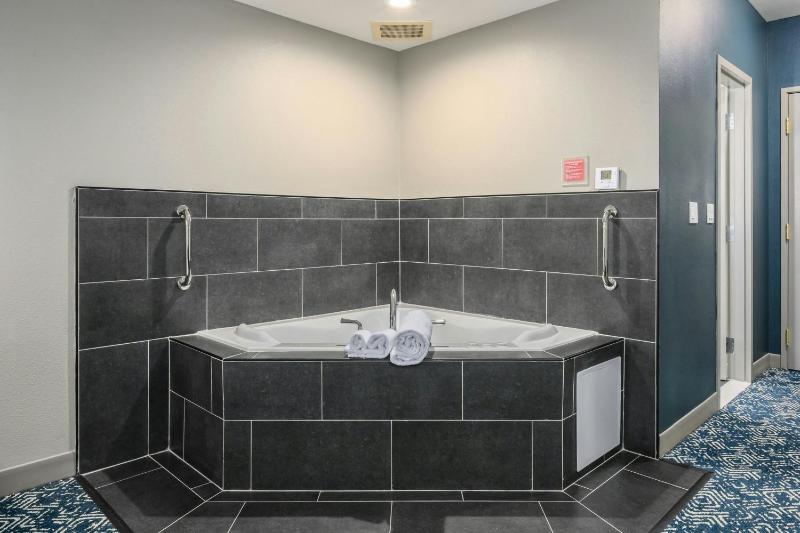 King Studio Suite with Sofa Bed and Spa Bath image 2
