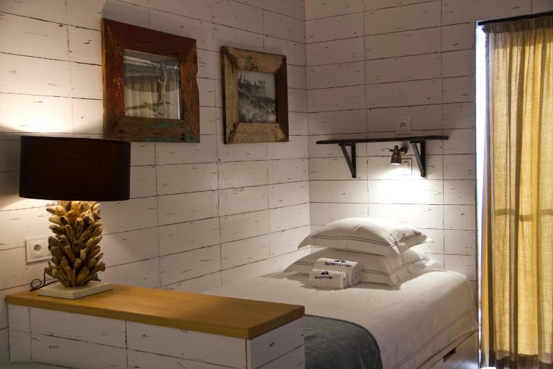 Standard Twin Room image 4