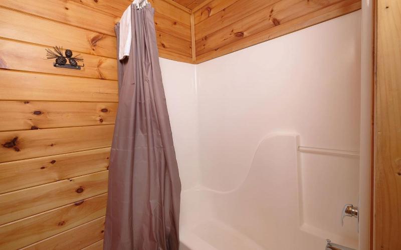 Little Bear Cabin - image 32