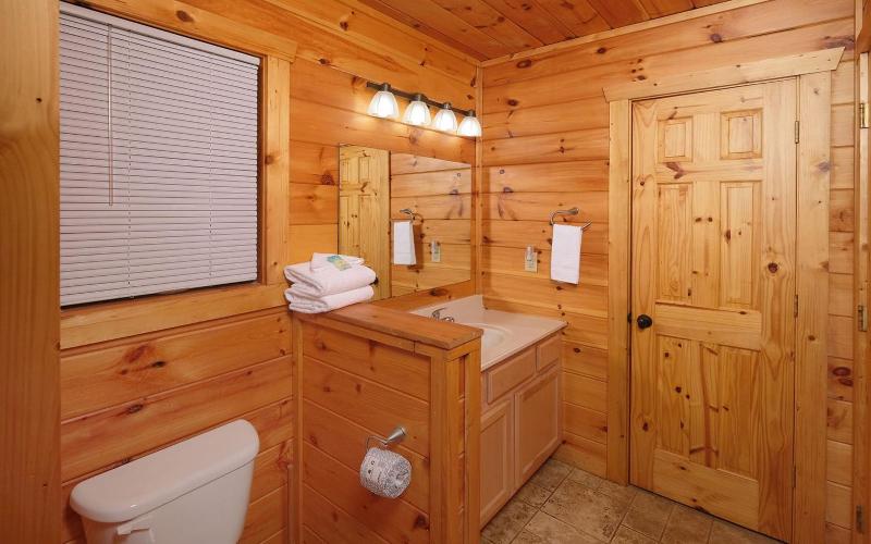 Little Bear Cabin - image 35