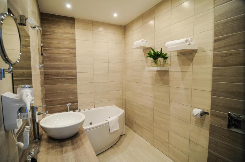 Business Double or Twin Room with Balcony and Sofa Bed image 3