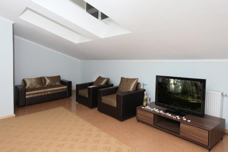 Superior Family Room image 3