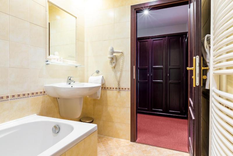 Deluxe Double Room with Bath image 2