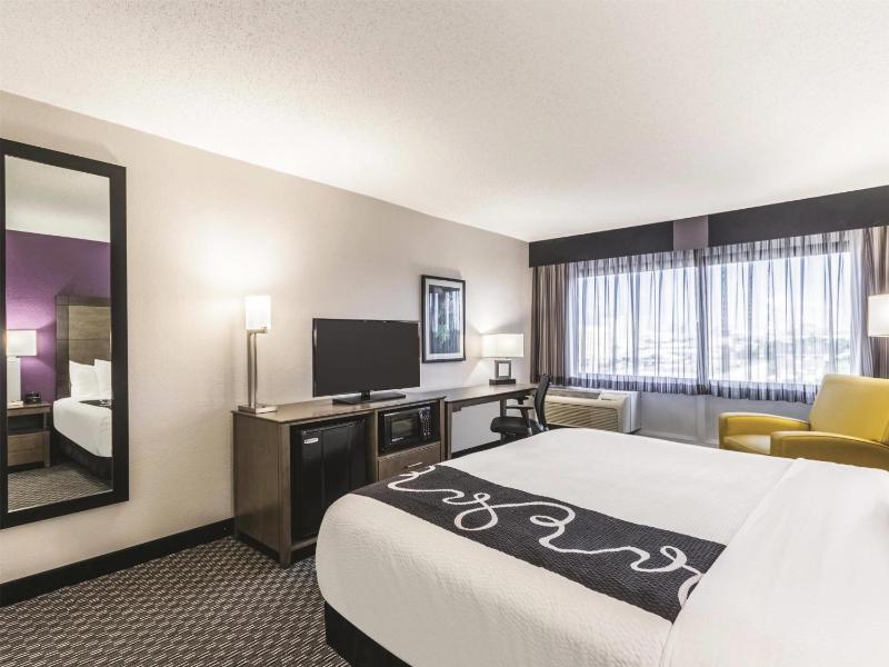 La Quinta Inn & Suites by Wyndham Virginia Beach - image 21