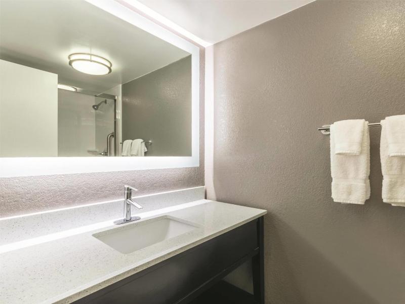 La Quinta Inn & Suites by Wyndham Virginia Beach - image 11