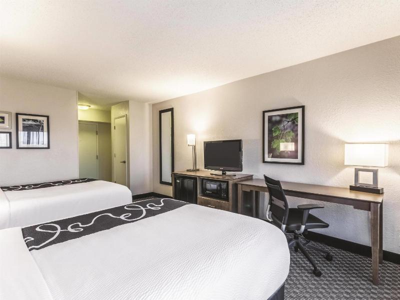 La Quinta Inn & Suites by Wyndham Virginia Beach - image 10