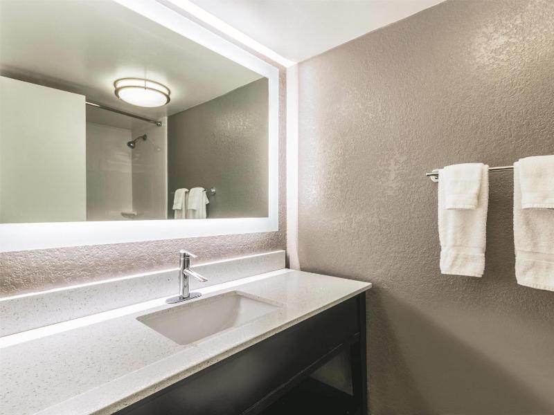 King Suite - Non-Smoking image 2