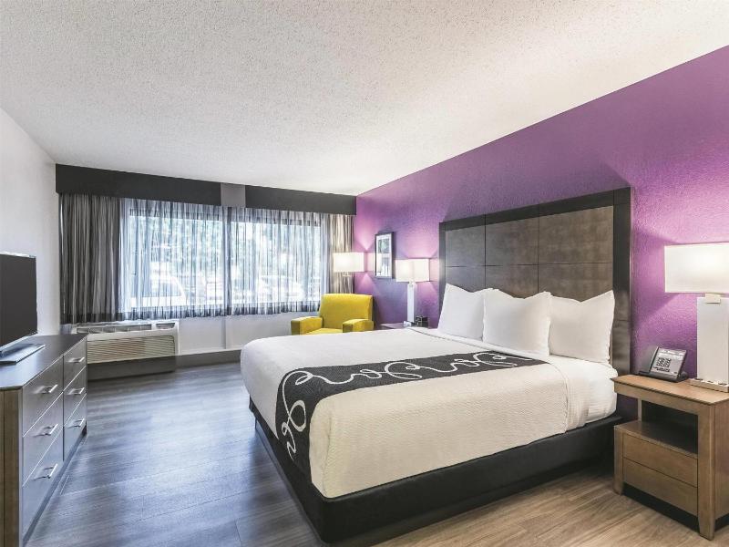 La Quinta Inn & Suites by Wyndham Virginia Beach - image 9