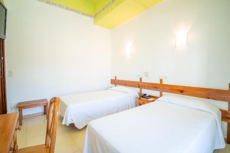 Twin Room image 3