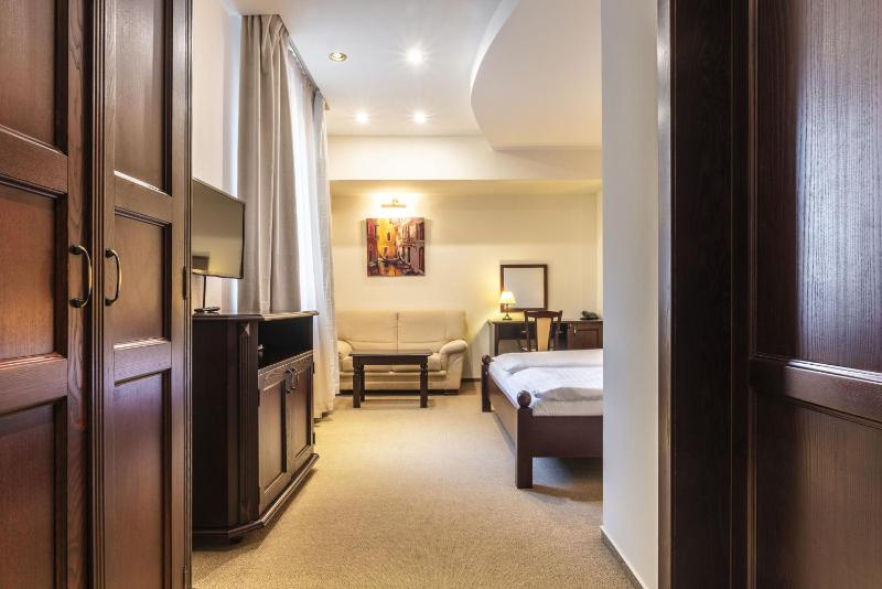 Standard King Room image 4