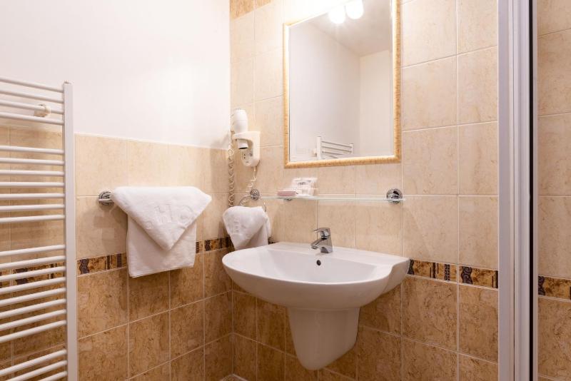 Standard King Room image 3