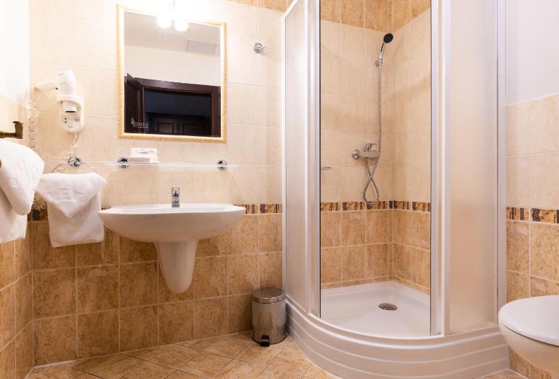 Standard King Room image 2