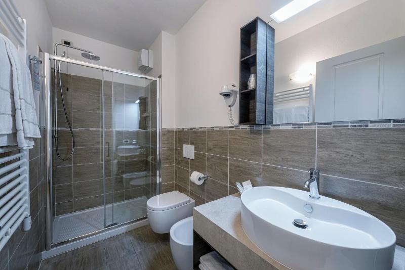 Double Room with Balcony and Lake View image 3