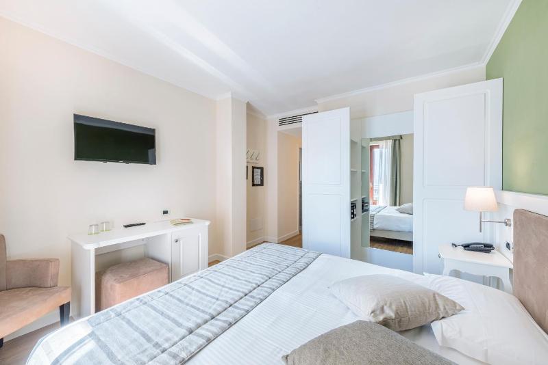 Double Room with Balcony and Lake View image 4