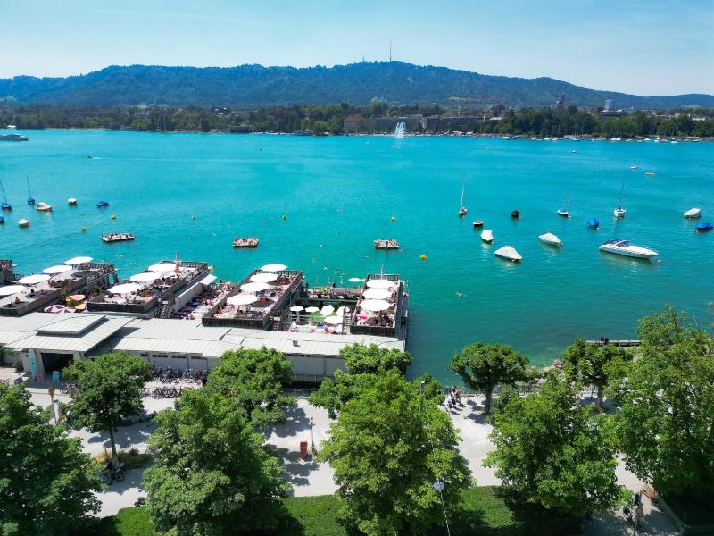 Double Room with Lake View image 4