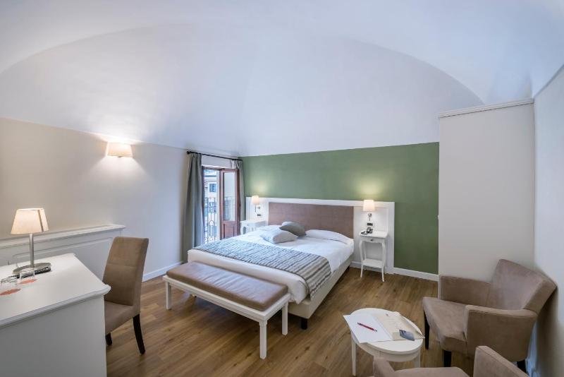 Double Room with City View image 3
