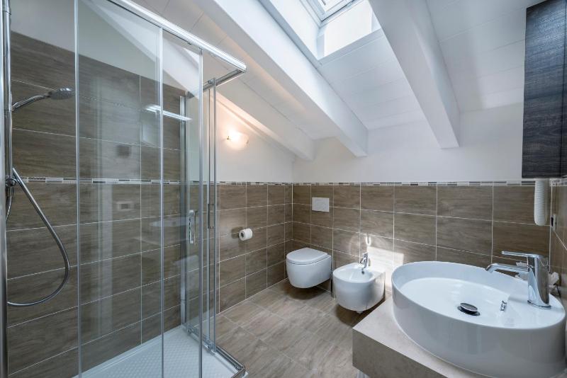Double Room with City View image 3