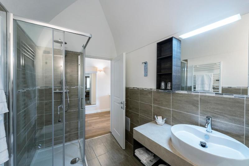 Double Room with Lake View image 4