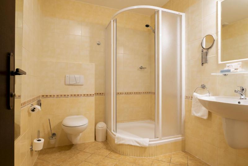 Standard Twin Room image 2