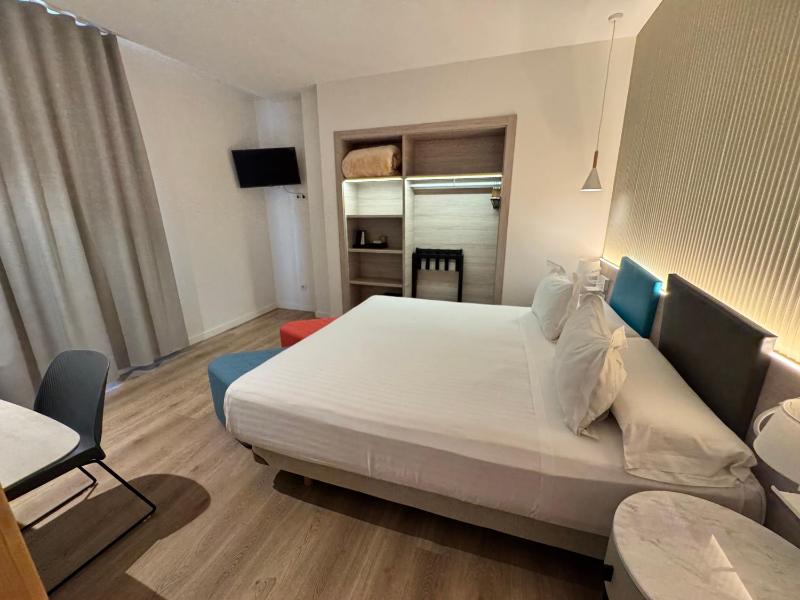 Double or Twin Room image 4