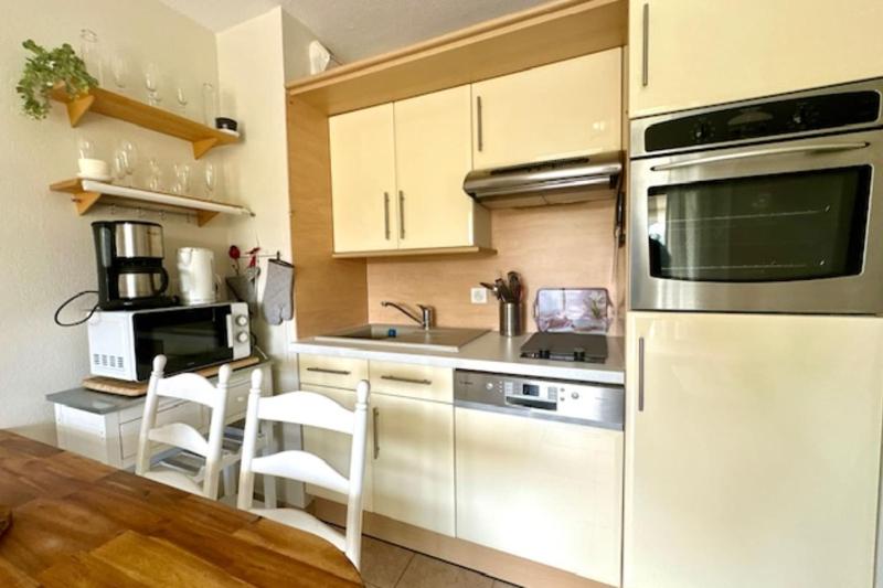 Renovated apartment with balcony - image 11