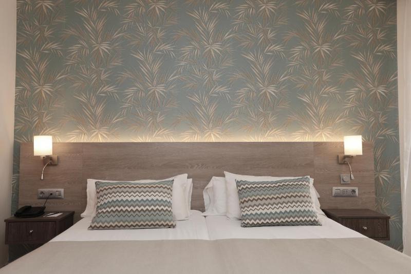 Double Room with Sea View image 1