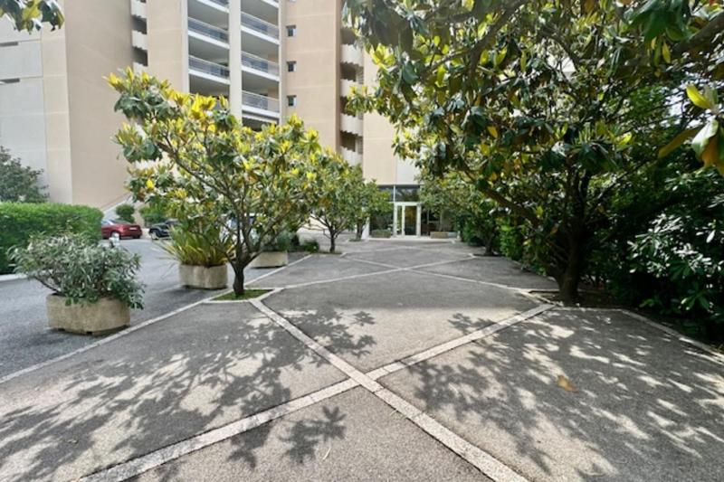 Renovated apartment with balcony - image 4