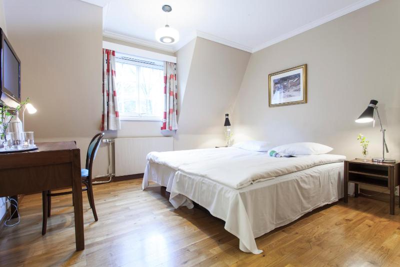Standard Twin Room image 4