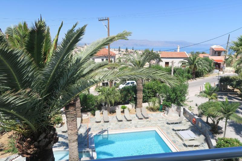 Standard Triple Room with Sea View image 3