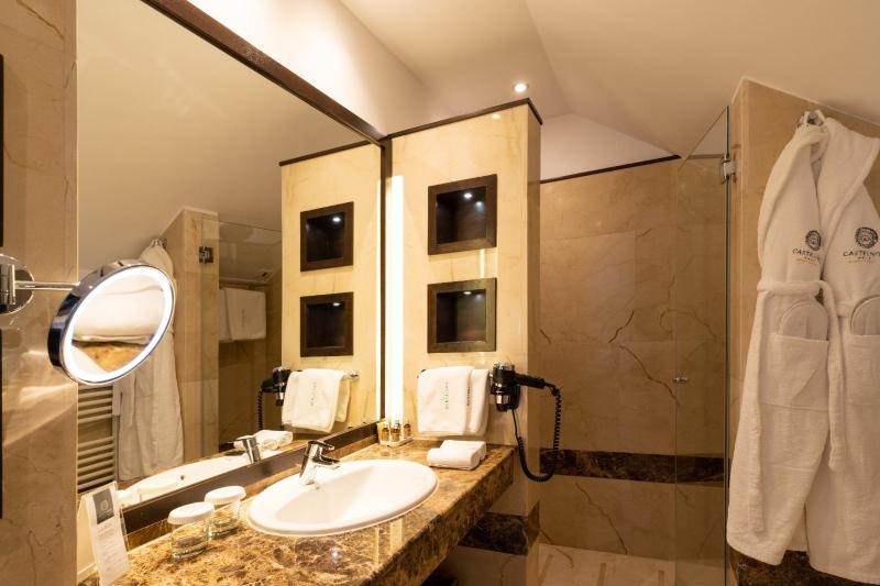 Double or Twin Room image 4