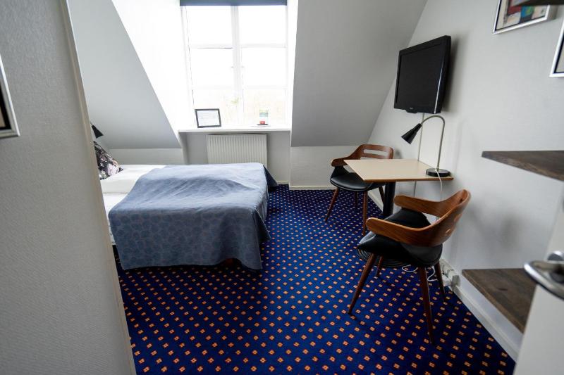 Queen Room image 4