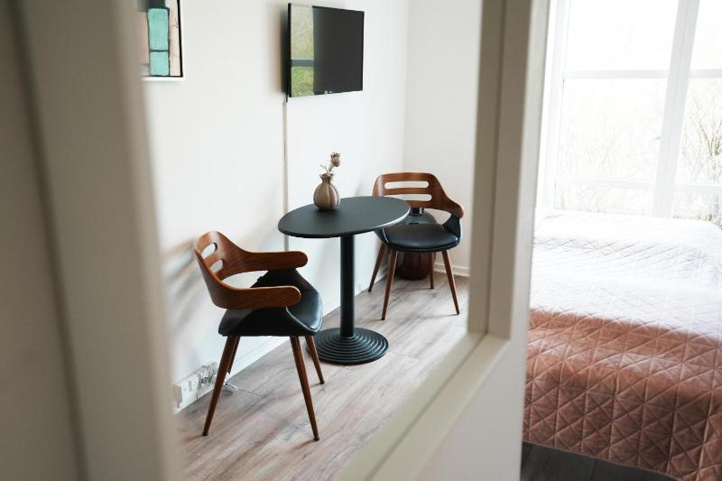 Standard Double Room image 3