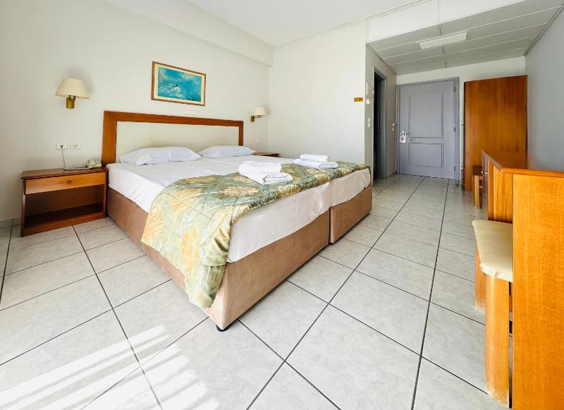 Double Room with Balcony and Sea View image 3
