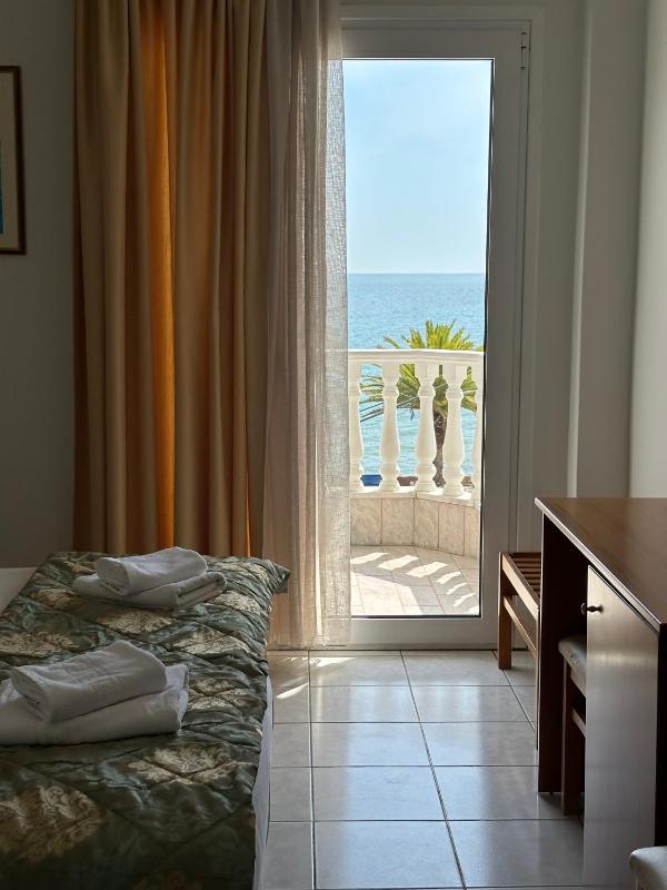 Double Room with Balcony and Sea View image 4