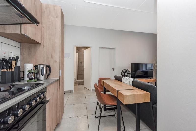 Chic & Central 1 Bed Apartment in Illovo Sandton - image 7