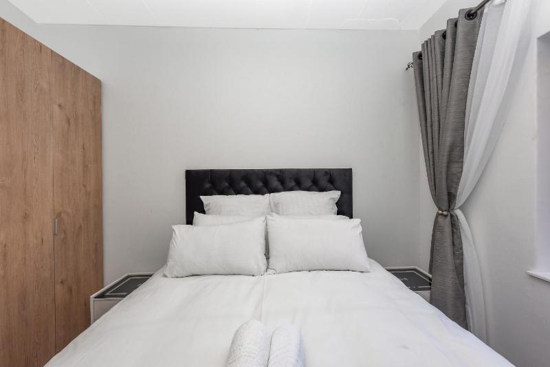 Chic & Central 1 Bed Apartment in Illovo Sandton - image 8