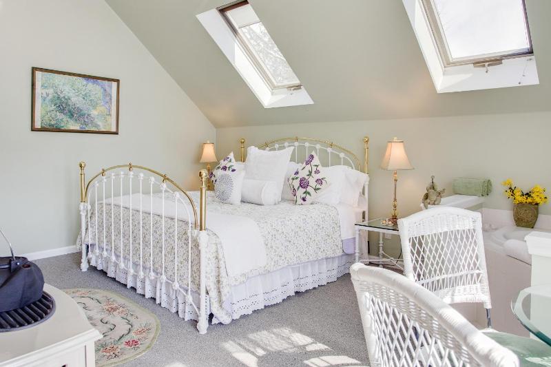 Deluxe King Suite with Spa Bath image 2