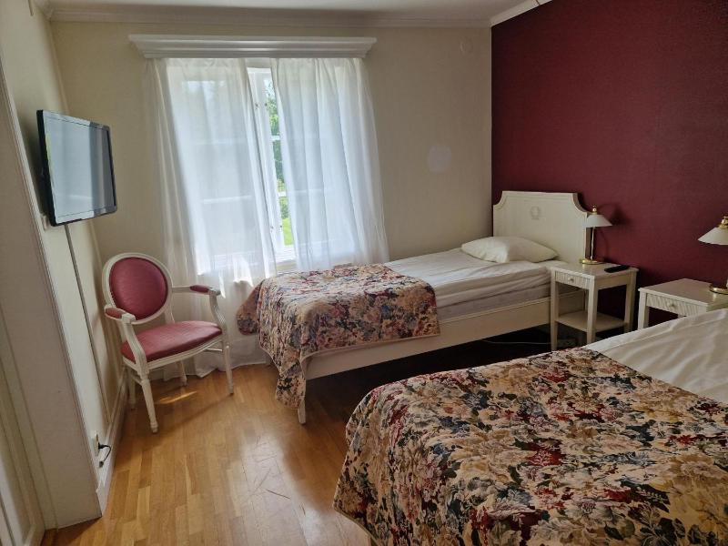 Twin Room image 1