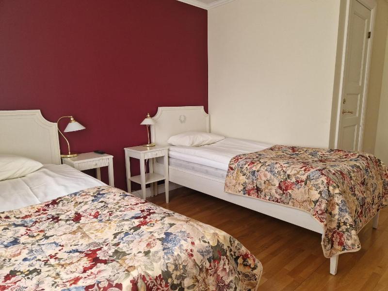 Twin Room image 3