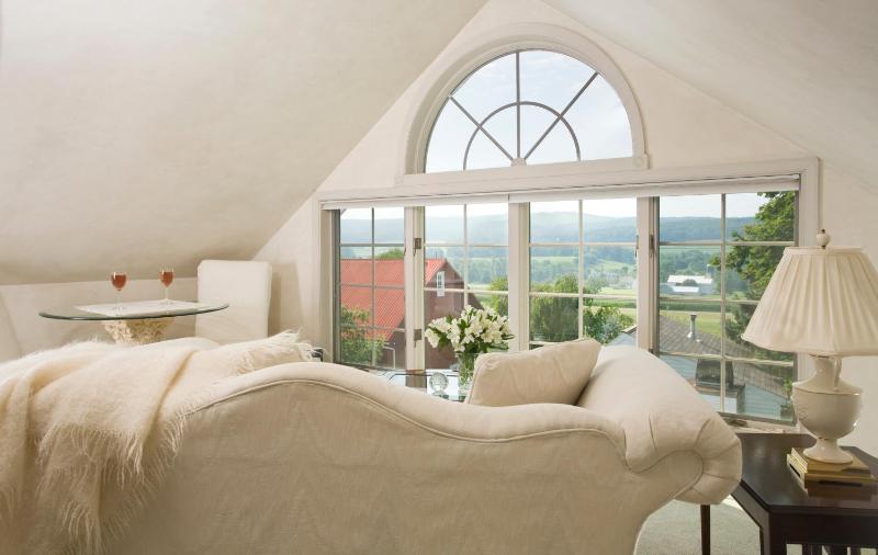 Deluxe Queen Suite with Spa Bath image 3