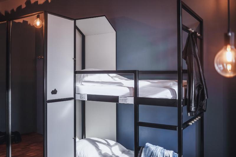 Twin Room with Shared Bathroom image 1