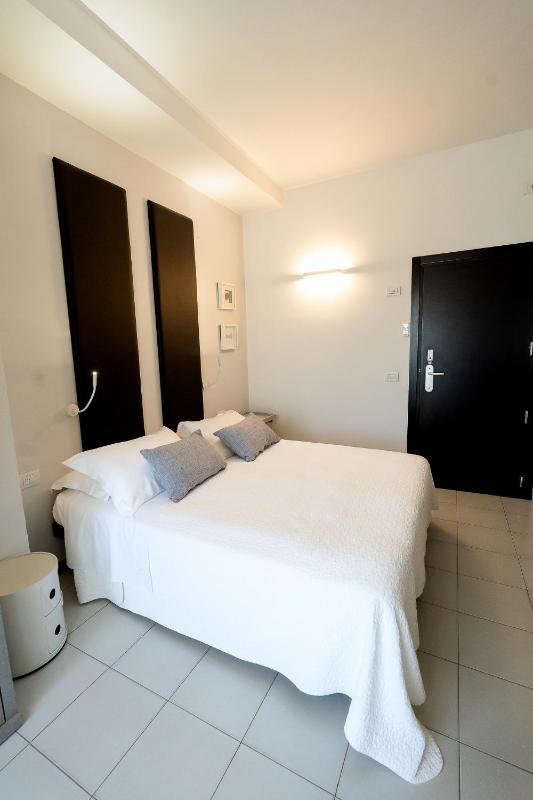 Basic Double Room image 3