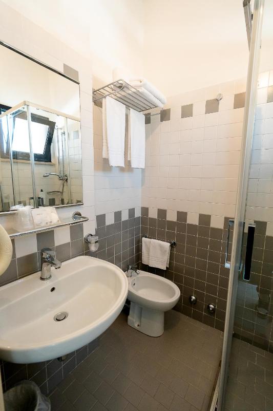 Basic Double Room image 4