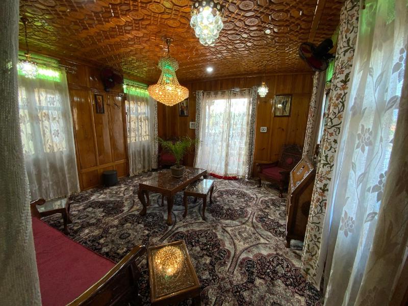 Movie land group of house boats - image 3