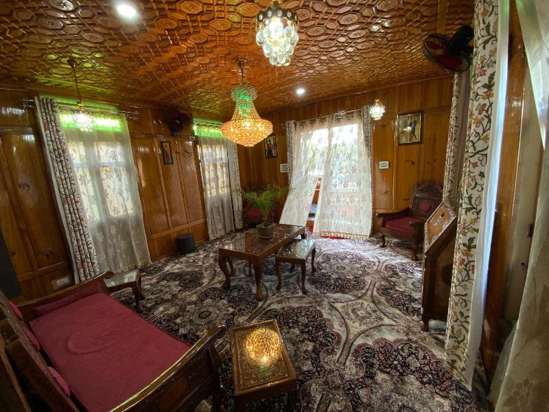 Movie land group of house boats - image 2