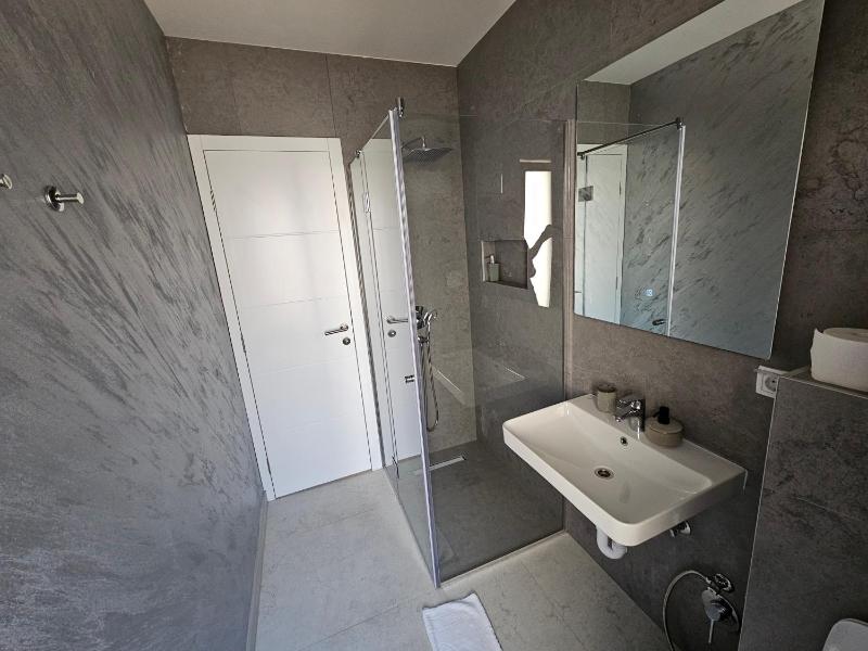 Triple Room with Shower image 4