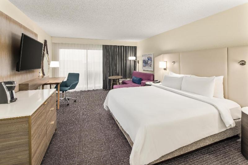 Standard King Room with Balcony and Tub - Mobility Accessible image 3