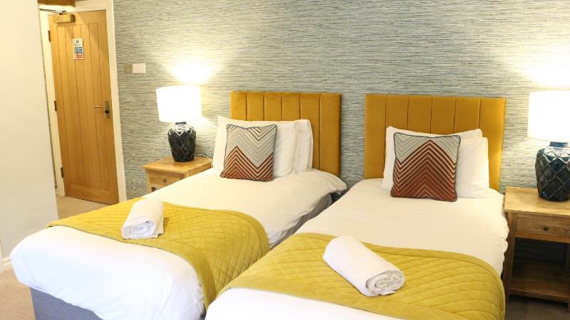 Twin Room image 2