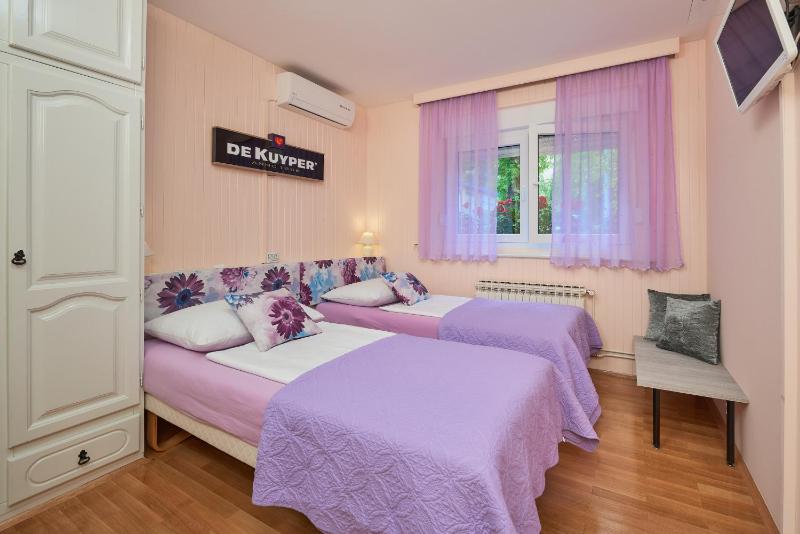 Superior Suite with Patio image 1
