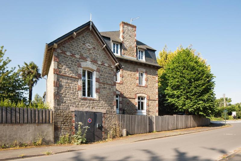 Seven-Bedroom House image 4